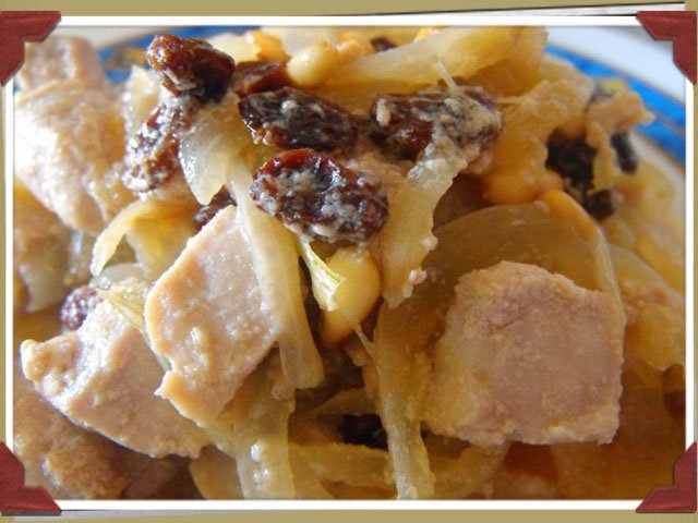 Bonito encebollado con pasas y piñones Bonito encebollado con pasas y piñones