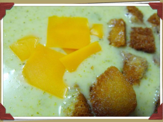 Sopa de brócoli con queso cheddar