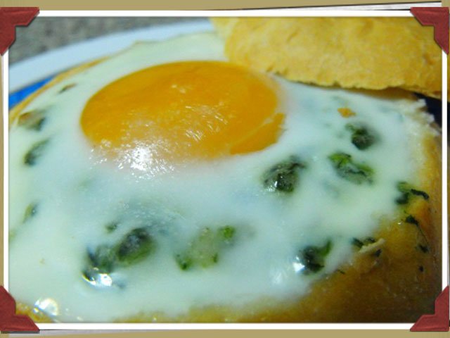 Nidos de espinacas a la crema y huevo