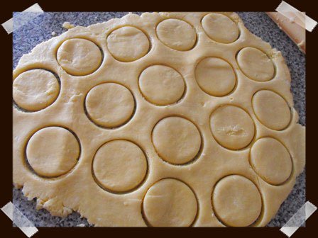 Preparamos la masa, extendemos y cortamos