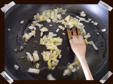 Pochamos la cebolla y el ajo