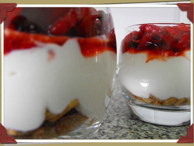 Yogur con fresas en vinagre