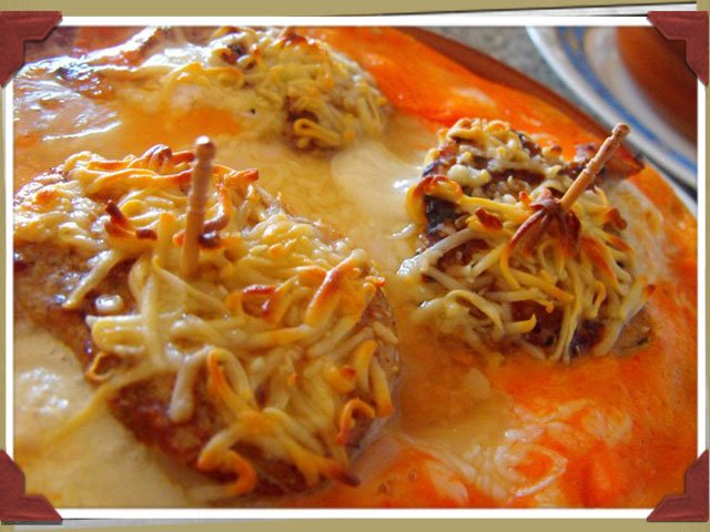 Solomillo con queso de cabra y bechamel de piquillo