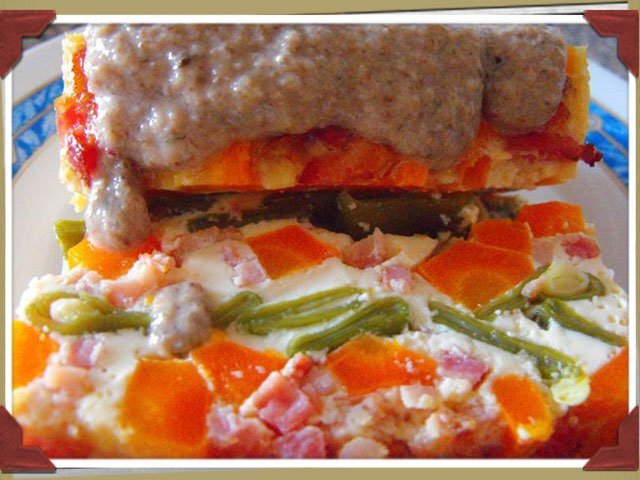 Pastel de judías verdes, zanahoria y bacon con crema de champiñones