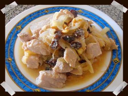 Bonito encebollado con pasas y piñones Bonito encebollado con pasas y piñones