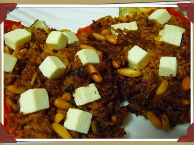 Pimientos rellenos de arroz, piñones y eneldo