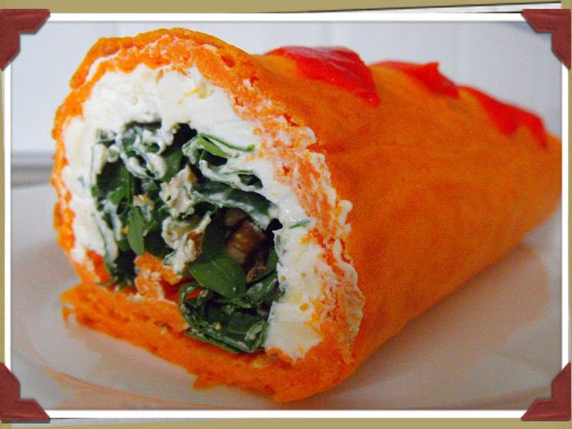 Rollo de pimientos de piquillo, queso rulo de cabra, rúcula y nueces