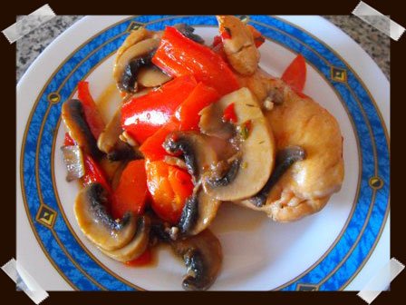 Estofado de pollo con champiñon y pimientos Estofado de pollo con champiñon y pimientos