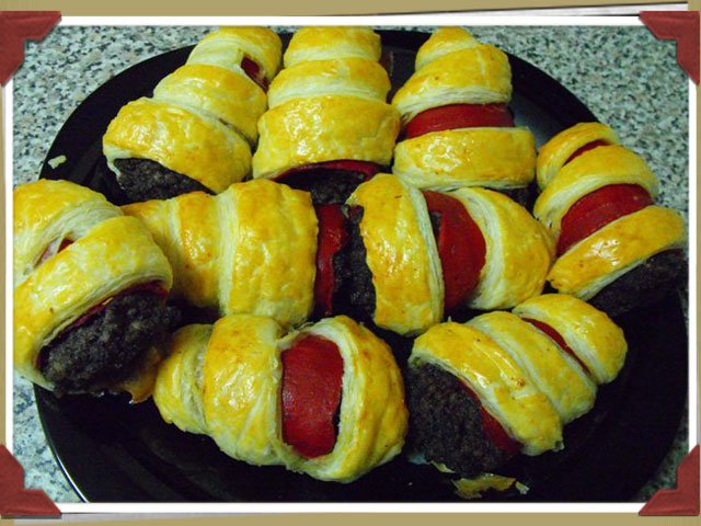 Pimientos de piquillo rellenos de morcilla en canuto de hojaldre