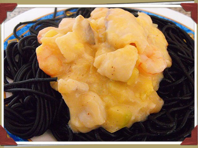 Spaguetti nero di sepia con rape y gambas