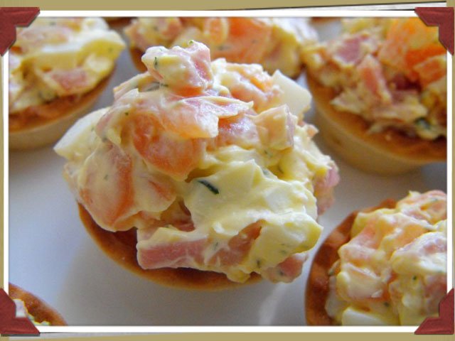 Tartaletas de salmón ahumado y jamón de york