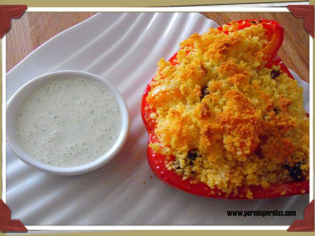 Barquitos de pimiento relleno de cous cous con salsa de yogur