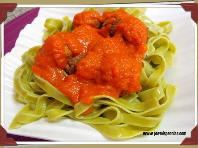 Tallarines de espinacas con albóndigas y salsa de tomate