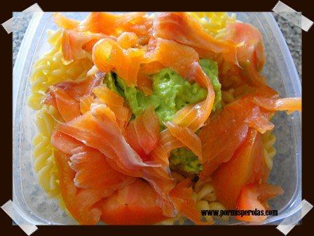 Ensalada de pasta cn aguacate y salmón ahumado