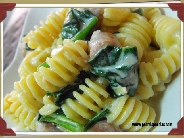 Radiatori con salchichas y espinacas