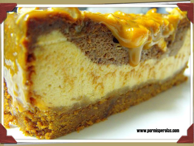 Cheesecake con dulce de leche, chocolate y avellanas