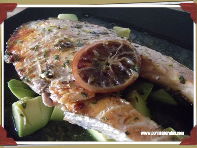 Salmón sobre cama de aguacate con salsa de naranja