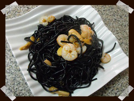 Spaguetti nero di sepia con gulas y gambas al ajillo