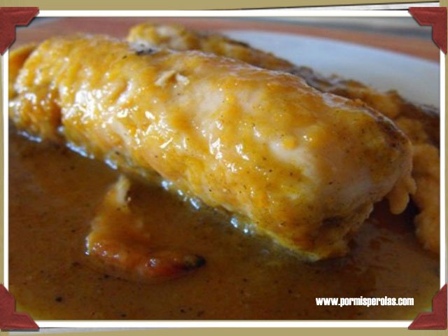 Rollos de pechuga de pollo rellenos en salsa de verduras