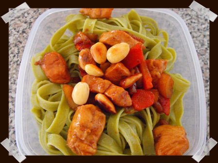 Tallarines de espinacas con pollo y almendras