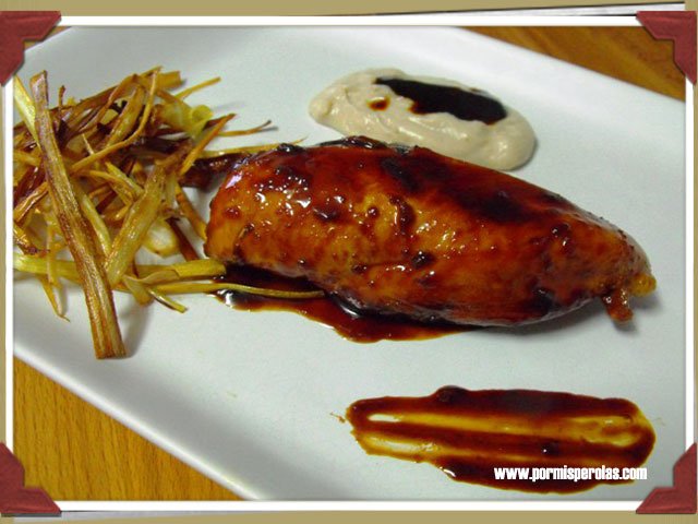 Pechugas de pollo glaseadas al aroma de mandarina, puré de castañas y chips de puerro