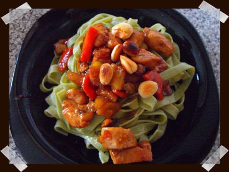 Tallarines de espinacas con pollo y almendras