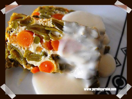 Pastel de verduras con salsa cremosa de queso