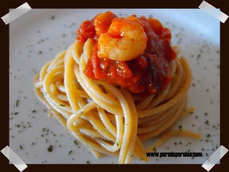 Espaguetis integrales con gambas y tomatitos secos