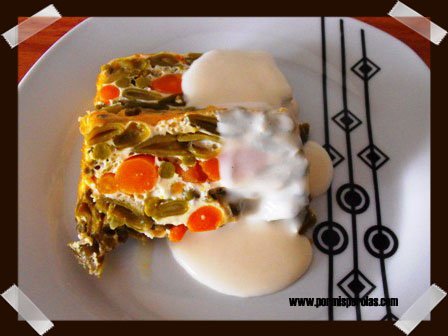 Pastel de verduras con salsa cremosa de queso de cabra