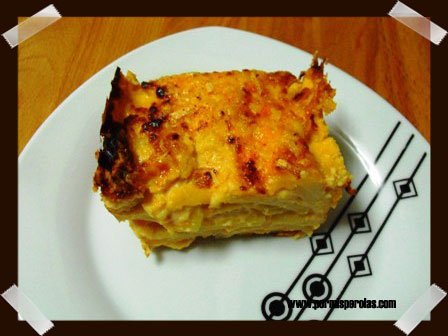 Lasagna de patata, manzana y salsa de queso