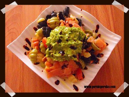 Ensalada de pasta con aguacate y salmón ahumado