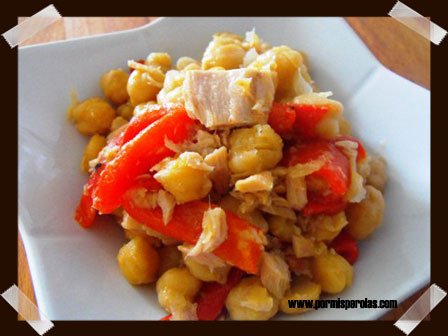 Garbanzos salteados con piquillos y bonito