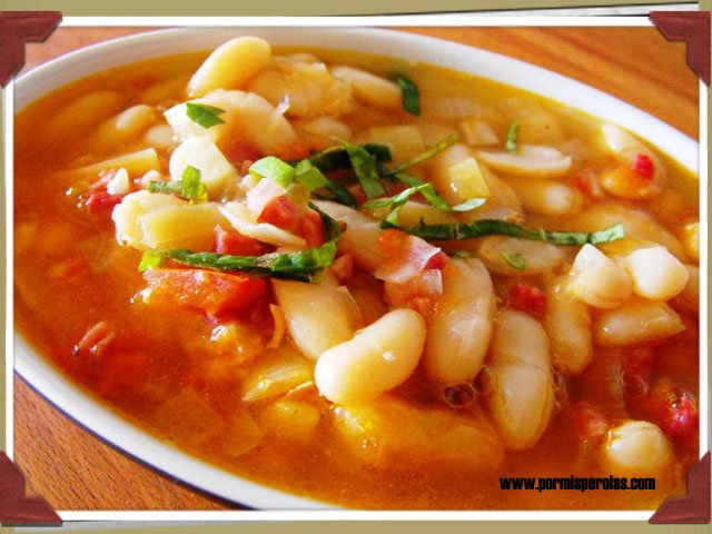 Alubias blancas con tomate y albahaca